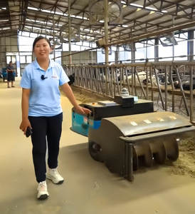 Équipement d'automatisation des exploitations laitières, robot électrique de poussée d'aliments, robot pousseur d'aliments pour les piles d'aliments épais, écurie à enclos libre / enclos à enclos fermé - Product Image 4