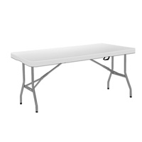 Table pliante d'extérieur portable en HDPE de 1,52 m, design minimaliste moderne, personnalisation du logo, petite table pour la salle à manger ou les conférences