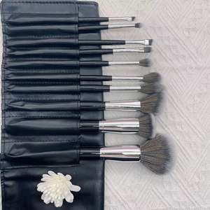 YRX A204 10 pièces Ensemble de pinceaux de maquillage pour les yeux classiques noir argent avec manche en bois Pinceau de détail pour les sourcils avec une belle forme de tête - Product Image 4