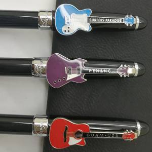 Clip de guitare personnalisé personnalisé musique cadeau stylo émail élégant promotionnel noir métal torsion stylo à bille pour la musique Souvenir - Product Image 5