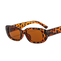 Lunettes de soleil UV400 à la mode rétro vintage des années 90 pour femmes petite charnière en plastique rectangulaire avec montures carrées transparentes bleu rouge