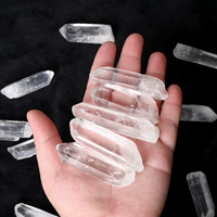 Vente en gros de cristal de quartz de guérison naturel brut Point de cristal de quartz clair terminé avec trou pour la fabrication de lustre en cristal