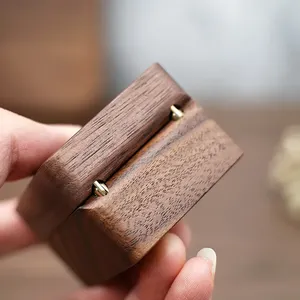 Boîte à bagues <span class=keywords><strong>en</strong></span> <span class=keywords><strong>bois</strong></span> de noyer avec logo personnalisé gratuit, présentoir à <span class=keywords><strong>bijoux</strong></span> pour proposition, fiançailles, mariage, anniversaire, conception gravée - Product Image 4