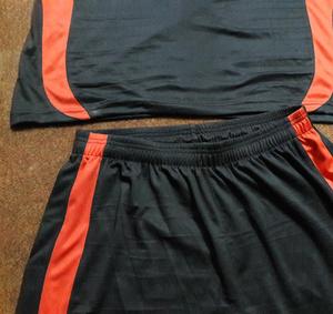 Uniforme de football respirant de haute qualité pour hommes et enfants, design à la mode - Product Image 4