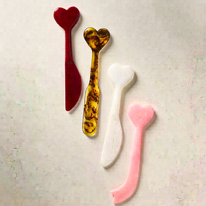 Juego de 4 espátulas de queso en forma de corazón con mango de resina en rojo, tortuga, blanco y rosa, elegantes cuchillos para cortar queso - Product Image 1