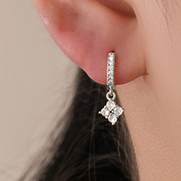 Boucles d'oreilles pendantes délicates en or 14K plaqué rhodium, motif trèfle à quatre feuilles, avec moissanite taillée de 2,5 mm (0,06 ct), style frais et tendance