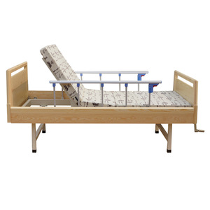 Cama de enfermería manual de madera maciza Nakatomi con barandilla para uso doméstico y médico - Product Image 2