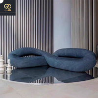 Design unique de la personnalité italienne, meubles de salon luxueux, canapé serpentin, canapé en tissu d'intérieur de villa