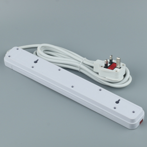 Multiprise blanche standard britannique avec interrupteur rouge et câble long, adaptée à une utilisation domestique et extérieure. - Product Image 5