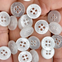Boutons en résine de haute qualité, 18L, 4 trous, à dos plat, gravés, effet nacré brillant, pour chemises d'hommes