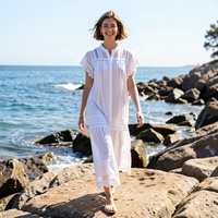 Robe midi romantique en coton naturel pour femme, avec dentelle blanche au crochet, boutonnée, à volants, style estival/inspiration féminine française