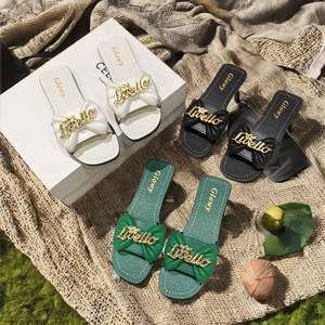 Sandales plates tendance pour femmes grandes tailles, avec logo de créateur personnalisé, imprimé, semelle intérieure en EVA/caoutchouc, pour l'été - Product Image 3