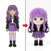 Poupée personnalisée en peluche violette à cheveux longs, style idole, avec blazer court, jupe écossaise violette, collier superposé et bottes à la cheville – Tenue complète