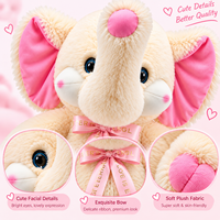 Peluche personnalisée en forme d'éléphant crème avec oreilles roses et nœud en ruban, idéale pour la chambre de bébé, cadeau ou fourniture pour boutique.