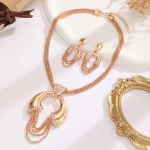 Parure Collier et Boucles d'Oreilles en Strass Doré Style Luxe Léger Européen et Américain, Chaîne à Pampilles Rétro Exagérée Tendance pour Robe de Mariée - Product Image 3