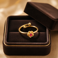Roségold-Plattierter Edelstahlring mit Rotem Labor-Zirkon, Gravierte Blume, Offen Verstellbar, Dünn und Trendy für Damen