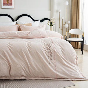 Parure de lit en polaire brodée Duoximeimiankang 203x229cm, motif floral épaissi, housse de couette, drap et taie d'oreiller pour usage domestique - Product Image 4