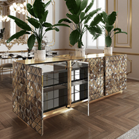 Credenze di Design Moderno per Soggiorno, Lussuose e Contemporanee, con Design Triangolare e Base in Ottone Spazzolato, a Doppio Lato con Vani Portaoggetti