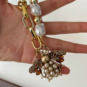 Nuova <span class=keywords><strong>Collana</strong></span> Moda 2025 <span class=keywords><strong>con</strong></span> Ciondolo <span class=keywords><strong>Ape</strong></span> e Perla, Perle Irregolari e Catena Dorata a Maglie Spesse per Look Quotidiano - Product Image 2