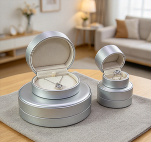 Caja Cuadrada de PU Gris Plateado Mate con Tapa Abatible y Cierre Magnético, Diseño de Alta Gama para Regalo, Forrada con Terciopelo Beige Claro - Product Image 5
