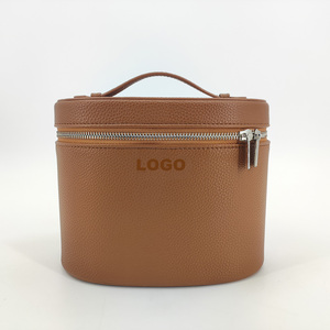 Trousse de Maquillage Ronde en Cuir PU Certifiée BSCI avec Compartiment Amovible, Trousse de Toilette et Organisateur de Maquillage avec Séparateur et Poignée - Product Image 1