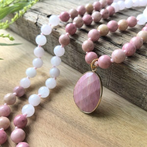 Mala en quartz rose <span class=keywords><strong>de</strong></span> <span class=keywords><strong>Madagascar</strong></span>, pendentif en <span class=keywords><strong>rhodonite</strong></span>, collier <span class=keywords><strong>de</strong></span> méditation noué à la main (108 perles), bijoux <span class=keywords><strong>de</strong></span> yoga, cristaux <span class=keywords><strong>de</strong></span> guérison, cadeau <span class=keywords><strong>de</strong></span> mise en terre - Product Image 3
