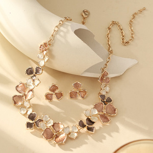 Collier ethnique KAMMY pour femme, style géométrique exagéré, en émail, avec boucles d'oreilles clous vintage à pétales floraux, et ensemble cadeau pour mariage ou fête - Product Image 5