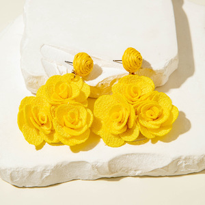 Pendientes de Tela 3D con Forma de Rosa y Perlas, Modernos, de Aleación, para Mujer, para Fiestas y Eventos - Product Image 1