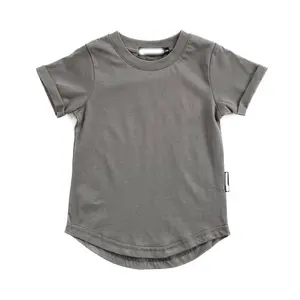थोक बच्चे को कपड़े शर्ट आरामदायक 100% कपास बुना हुआ बच्चा बच्चों लड़कों के लिए लेबल के साथ ठोस टी शर्ट गर्मियों