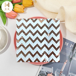 Serviettes carrées ondulées estampées or, créatives, pour hôtels et restaurants haut de gamme ; stock d'usine disponible pour serviettes jetables. - Product Image 1