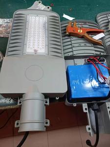 ไฟเสาโซลาร์เซลล์ออลอินวัน 300W สำหรับสวน  กันน้ำ IP65 พร้อมเซ็นเซอร์ตรวจจับความเคลื่อนไหวและรีโมทคอนโทรล - Product Image 4