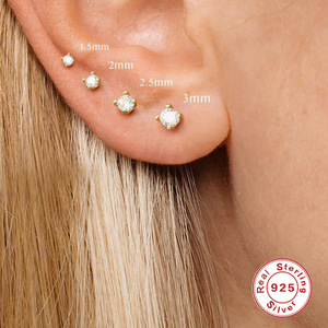 Boucles d'oreilles clous simples à quatre griffes en argent sterling S925, très vendues, pour cartilage, à tête plate et à filetage - Product Image 2