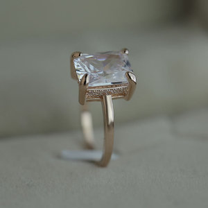 Anello classico con pietra quadrata a quattro punte per donna, design intarsiato in tonalità rosa, gioielli eleganti e alla moda - Product Image 2