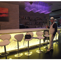 Comptoir de bar lumineux blanc au design moderne pour hôtel, hall d'entrée, bar à domicile ou club, avec surface solide en Corian et verre trempé