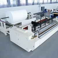 Machine de découpe et de rembobinage de papier toilette entièrement automatique à technologie de gaufrage avancée, pilotée par PLC et moteur, capacité de 4 à 6 tonnes/jour