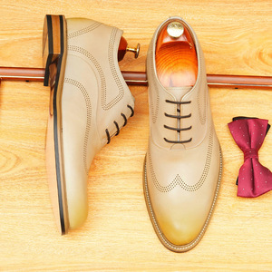 รองเท้าทางการสำหรับนักธุรกิจสำหรับผู้ชายมีรองเท้าหนังทอมือทำจากหนังวัวส้นต่ำระบายอากาศได้ดีและดีไซน์แบบลำลอง - Product Image 1