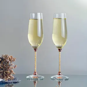 كأس نظارات زفاف مصنوعة يدويًا من الذهب والماس بساق طويلة من الشمبانيا