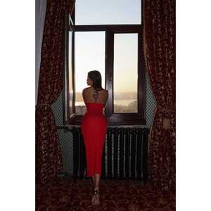 Vestido de Trabajo Rojo Rowena con un Atractivo Detalle de Abertura - Product Image 1