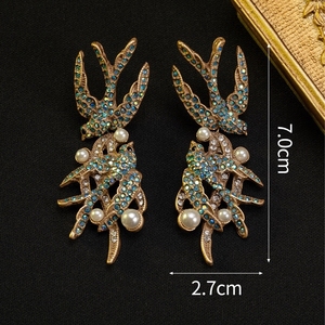 Orecchini Vintage con Design Retrò Esagerato Tempestato di Diamanti, Piccole Rondini Carine e un Tocco di Lusso Leggero in Stile Corte - Product Image 4