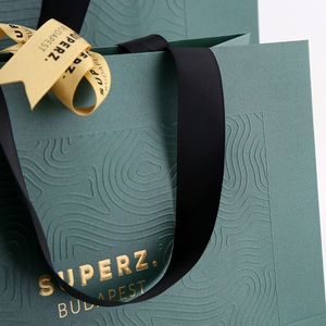 ถุงกระดาษของขวัญพิมพ์ลายหรูหราแบบกำหนดเอง ขายส่งถุงกระดาษพร้อมโลโก้ของคุณเอง สำหรับธุรกิจเสื้อผ้าขนาดเล็ก - Product Image 3