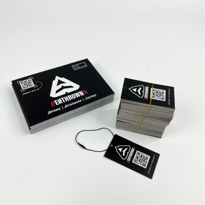 Carte de remerciement noire personnalisée imprimée, insert en papier noir mat avec logo et code QR pour marque de vêtements - Product Image 4