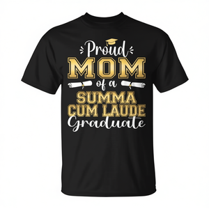 T-shirt 2023 « Fier Papa/Forte Maman » diplômé Summa Cum Laude avec année de diplôme personnalisée – Vêtement promotionnel - Product Image 2