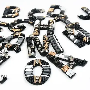 Parches de perlas con cuentas de diamantes de imitación hechos a mano, letras negras personalizadas, apliques de alfabeto, insignias, accesorios para ropa