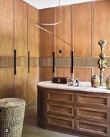 Armoire de luxe Vermonhouzz en bois foncé avec portes vitrées et éclairage LED, dressing intégré avec tiroirs