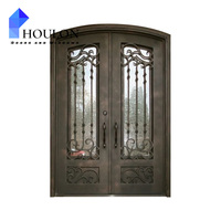 Porte d'entrée double classique en fer forgé cintrée avec panneaux de verre à motifs raffinés pour maison de luxe