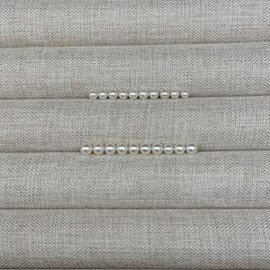 ไข่มุกน้ำจืดสีทองขนาด 13-14 มม. ทรงกลมพื้นฐานที่ปรับแต่งอย่างดี พร้อมแสงเงาสวยงาม มีตำหนิเล็กน้อย ไข่มุกน้ำจืดธรรมชาติจากจูจี้ - Product Image 2