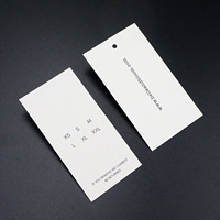 Étiquettes suspendues personnalisées en papier blanc avec logo couronne – Étiquettes de vêtements minimalistes professionnelles pour marques de mode