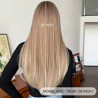 Peluca de Cabello Sintético con Flequillo de 28 Pulgadas, Color Rubio Ceniza con Raíces y Cola Marrones, Tinte Natural, Peluca en Capas con Reflejos