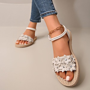 Sandales plates à lanières pour femmes, avec appliques florales, semelle tissée, chaussures de plage décontractées d'été - Product Image 1
