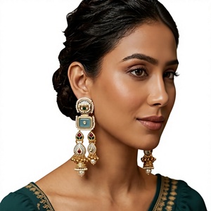 Pendientes de Latón con Acabado Dorado y Piedras de Imitación, de Alta Calidad, Modernos y Elegantes, para Fiestas y Bodas - Product Image 2
